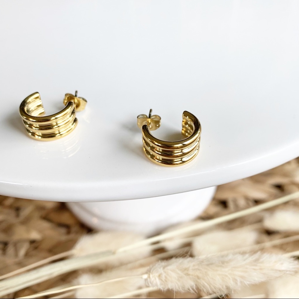 Classic Gold Ribbed Hoop Earrings - Women Jewelry
